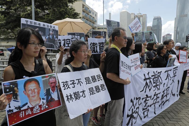 2019年6月20日,香港示威学生的父母们和宗教的各种活动团体在在警察总部外抗议,示威者举着“林郑不要杀害年轻人!”等标语。(美联社)