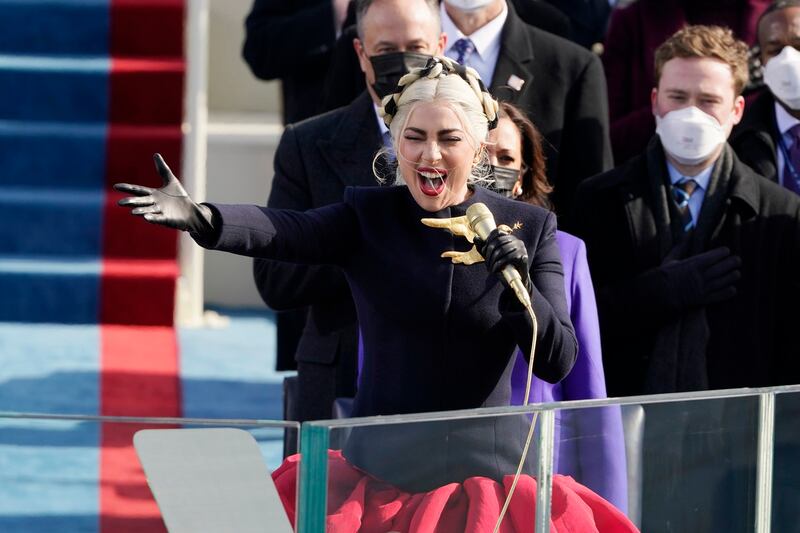 美国著名歌星Lady Gaga在华盛顿国会山西草坪上高歌一曲美国国歌《星条旗永不落》。(AFP)
