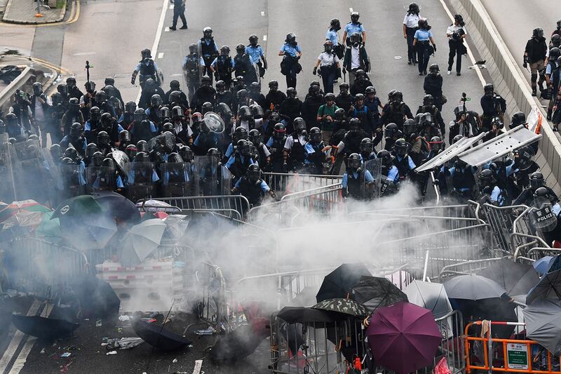 2019年6月12日,香港立法会外防暴警察对示威者发射催泪弹。(法新社)