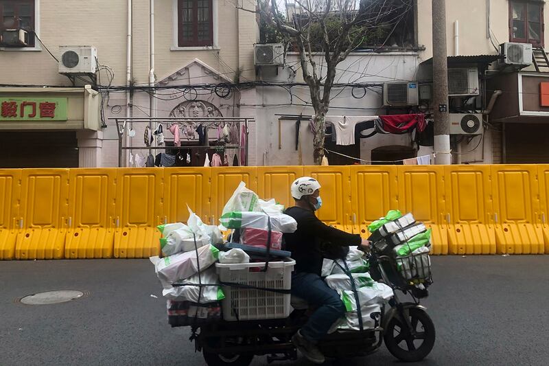 2022年3月30日上海封城期间的一名送货工(美联社)