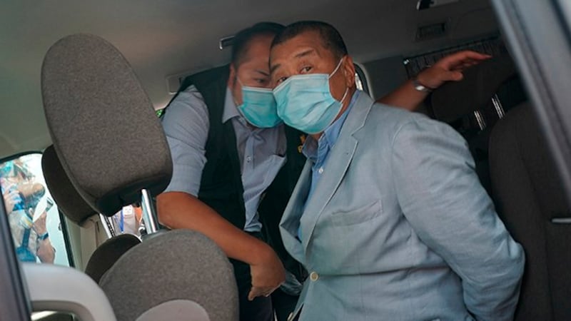 2020年8月10日,香港壹传媒创办人黎智英被从家中带上警车。(美联社)