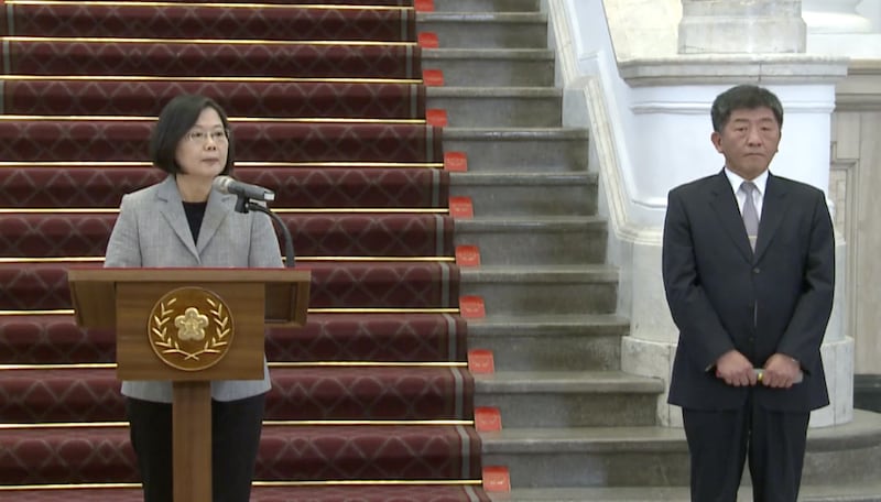蔡英文召开记者会,中央防疫指挥中心指挥官陈时中(右)说明台湾疫情。(总统府youtube直播截图)