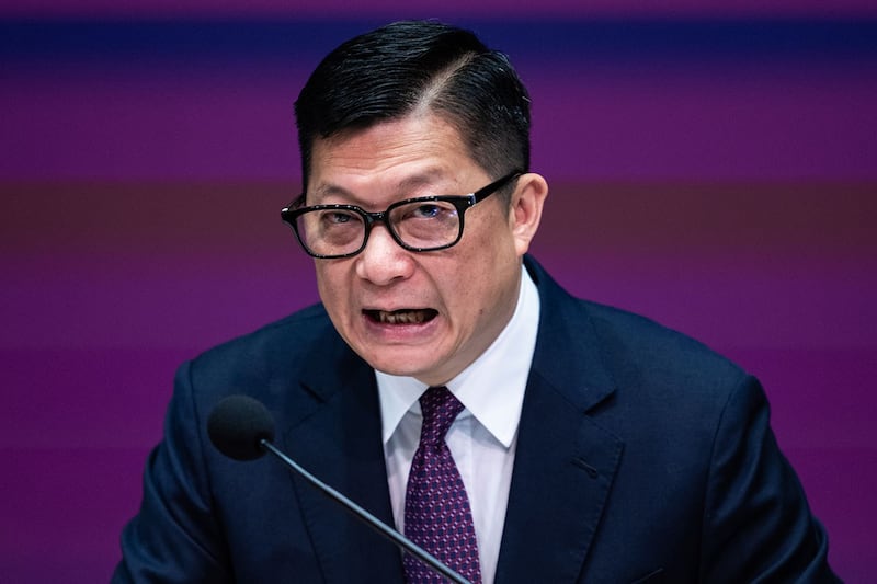 2024年1月30日,香港保安局局长邓炳强记者会上发表讲话。(美联社)