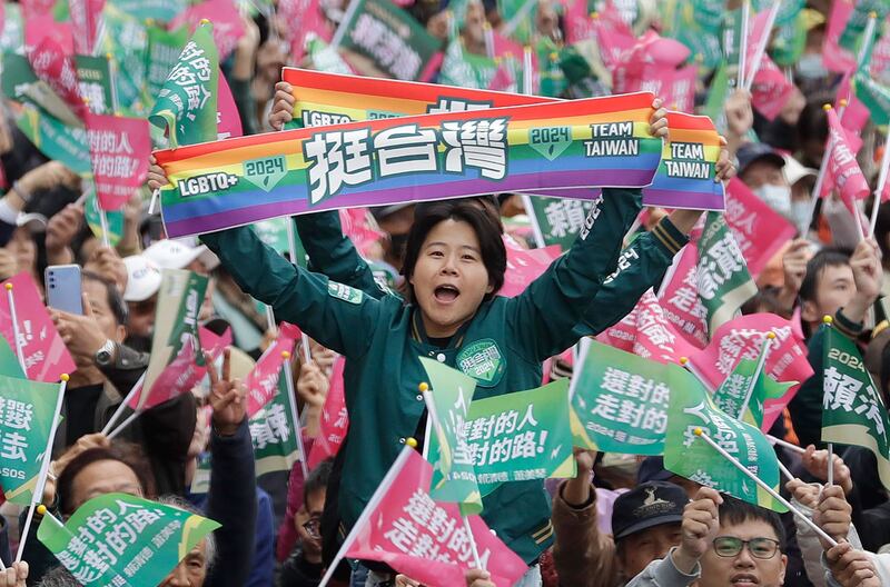 图为支持总统候选人赖清德的台湾民众12月3日在台北市游行造势。(美联社)