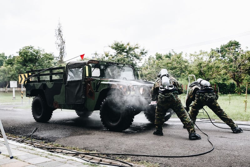 化学兵执行除污作业。(国防部提供)