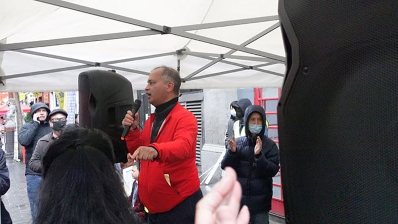 主办方强调“没有支持者被捕”,然而本台发现一名蓝衣男子施袭后当场被捕,他在集会期间曾站在集会讲者后鼓掌助威。他在集会前亦和两名大汉一同尾随一名身穿黑衣的香港青年,并将其赶出唐人街。(吕熙及曹家超摄)