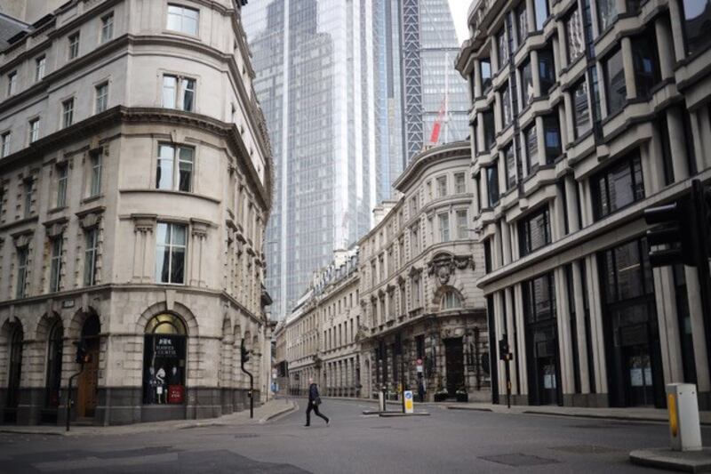 英美等国向中国追责,英国外交大臣、代理首相拉布说,中国必须回答全世界,这场疫情究竟如何爆发。图为英国伦敦空荡荡的街头。(法新社)