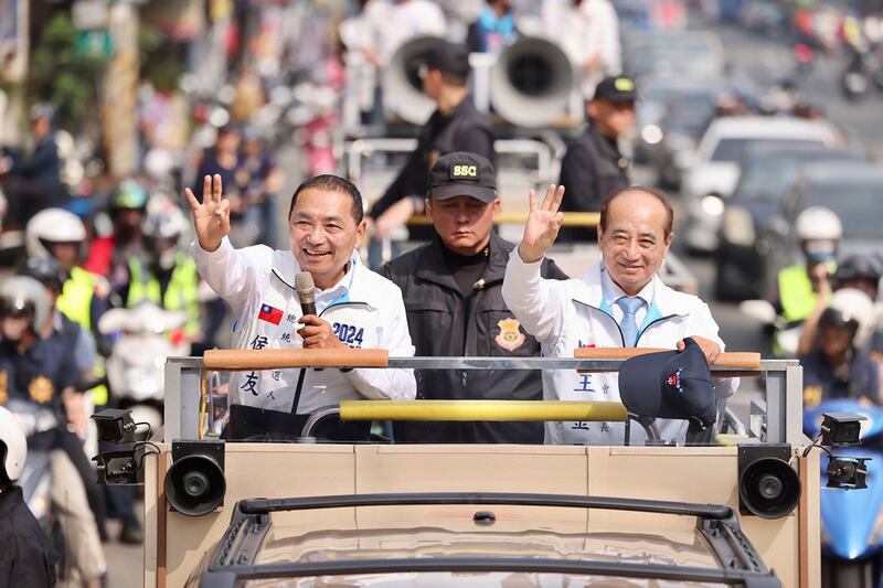 国民党总统候选人侯友宜(图左)在前立法院长王金平陪同下,在高雄街头拜票。(侯友宜竞选办公室提供)