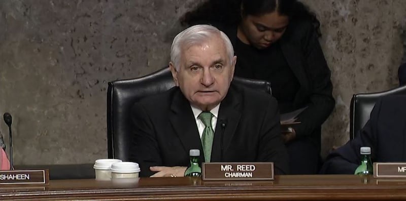 美国联邦参议院军事委员会主席杰克·里德(Sen. Jack Reed)。(听证会视频截图)