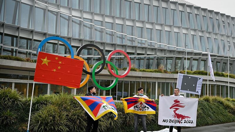资料图片:国际西藏网络的活动人士在国际奥委会总部前,呼吁抵制北京 2022 年冬季奥运会。(法新社)