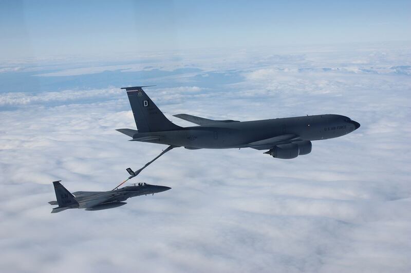 美国空军的一架KC-135空中加油机,正在为F-15战斗机加油。(维基百科)