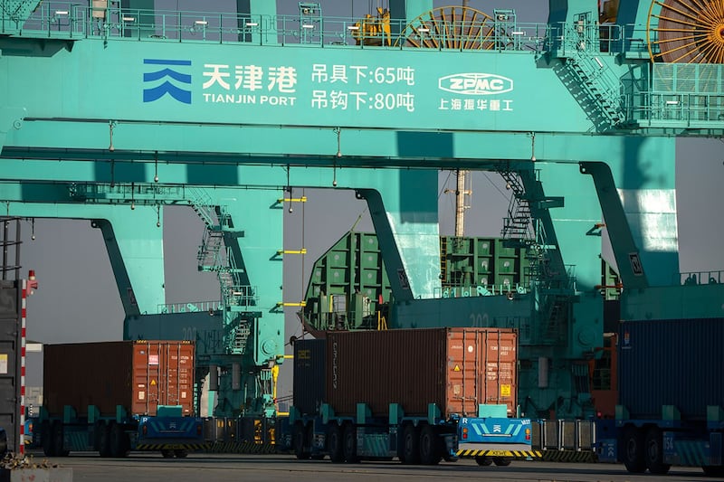 天津港集装箱码头(美联社)