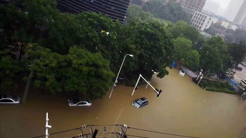 湖北宜昌城区水深超过一米。(推特图片/乔龙提供)