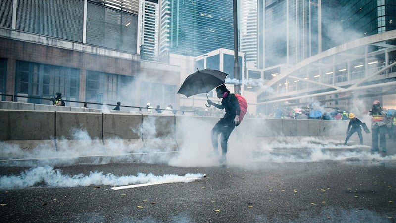 香港的反修例风波已持续接近半年。在这段期间,香港防暴警察在人口密集地区先后施放数以千枚的催泪弹,有医学界人士早已警告,催泪弹产生的二恶英对人体和环境会造成永久伤害。(法新社)