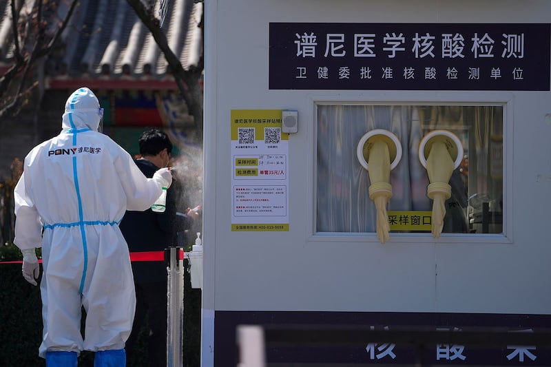 北京的一个冠状病毒核酸检测点(美联社)