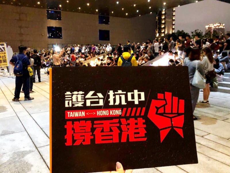 6月12号晚间在台港生、台生在台中举行“撑香港、护台湾”晚会。(摘自活动页脸书)