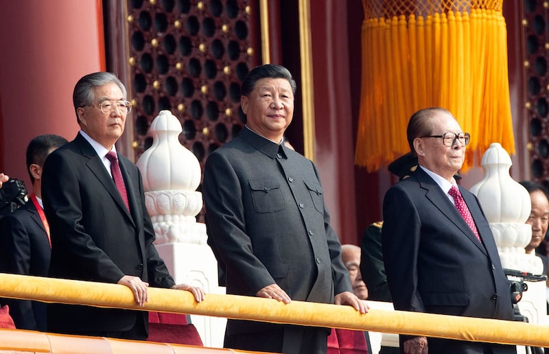 2019年10月1日,中国国家主席习近平(中)与前国家主席江泽民(右)和胡锦涛(左)出席在北京举行的纪念中华人民共和国成立 70 周年庆祝活动。(美联社)