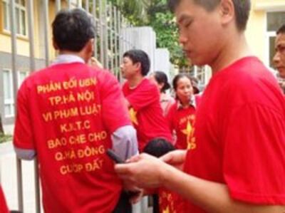 Người dân khiếu kiện tổ chức in cả áo thun với khẩu hiệu