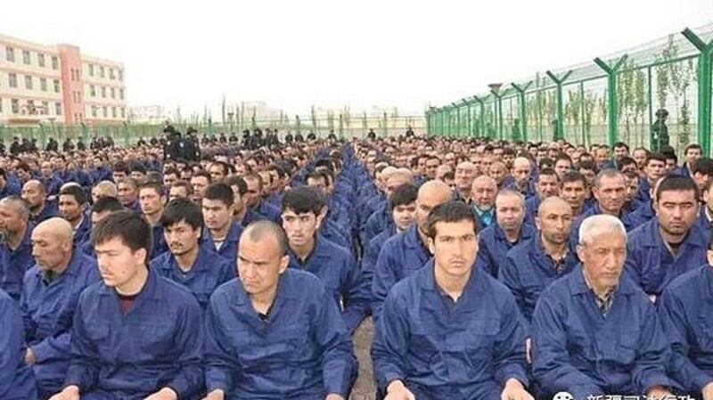 被关押在新疆一所“再教育营”中的维吾尔人(新疆司法微博)