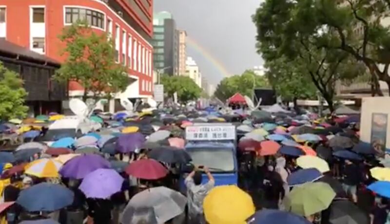 台北撑港游行会场雨势短暂停留时天空出现彩虹。(记者夏小华摄)