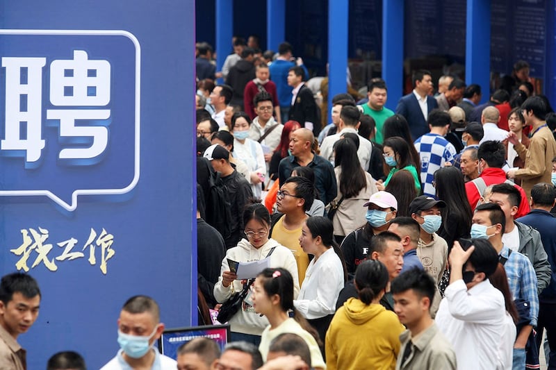 2023年4月11日,重庆市招聘会吸引众多求职者前来应聘。(法新社)