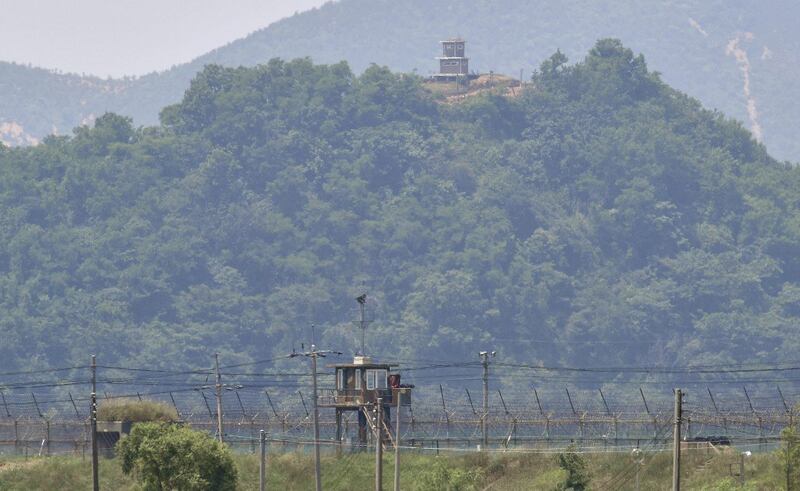 파주에서 바라본 군사분계선 철조망 너머 북한군 GP.
