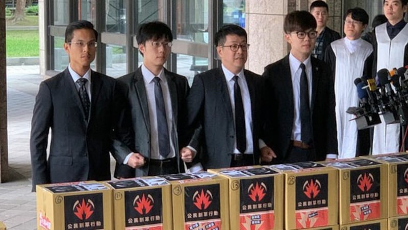 2019年12月26日,“罢韩四君子”向中央选举委员会递交《罢免高雄市市长韩国瑜》的提议和理由书。(资料照、记者黄春梅摄)