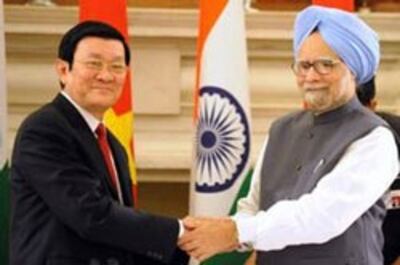 truong-tan-sang-indian-pm-12oct2011-250.jpg