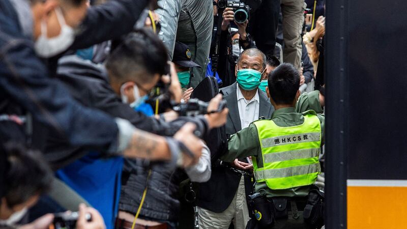 2021年2月9日,香港壹传媒创办人黎智英在香港的监狱车上离开终审法院。(AFP)