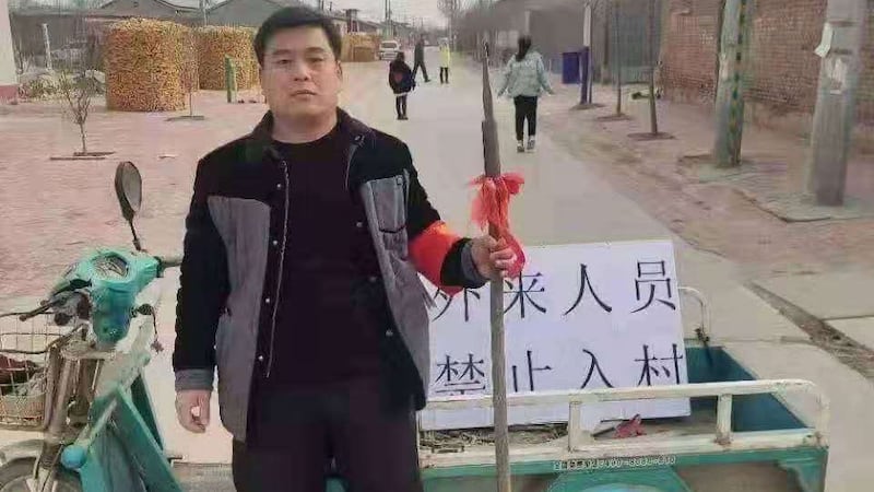 农村村口有村民阻止外来人员进村。（ 网络图片/乔龙提供）