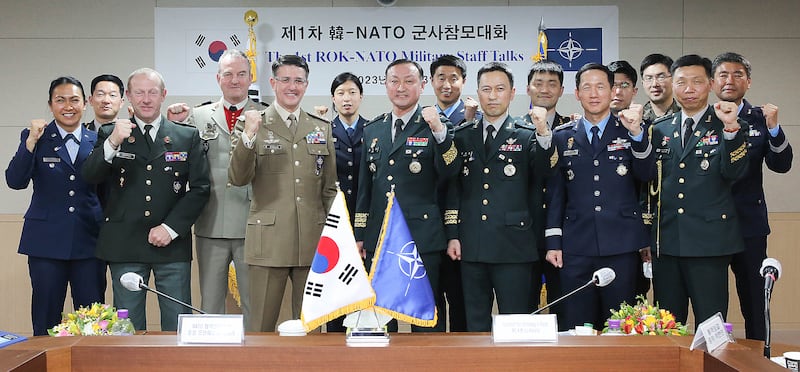 한국 합동참모본부가 지난 2023년 2월 제1차 한-NATO 군사참모대화를 개최했다고 같은 달 14일 밝혔다. 사진은 당시 김수광 합참 전략기획부장(육군 소장)과 프란체스코 디엘라 NATO 협력안보부장(이탈리아 육군 중장) 등 참석자들이 기념 촬영하는 모습. 2023.2.14