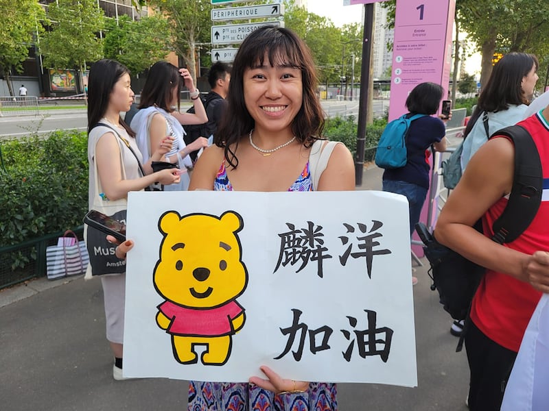 图为一名观众为台湾选手加油。一些来自台湾的观众近几日在赛场上遭遇了主办方收缴支持标语,甚至遭到大陆观众的粗鲁对待。(RFA)