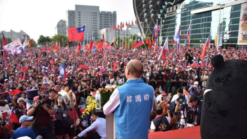 韩国瑜在高雄举办升旗典礼,现场旗海飘扬。(高雄市政府提供)
