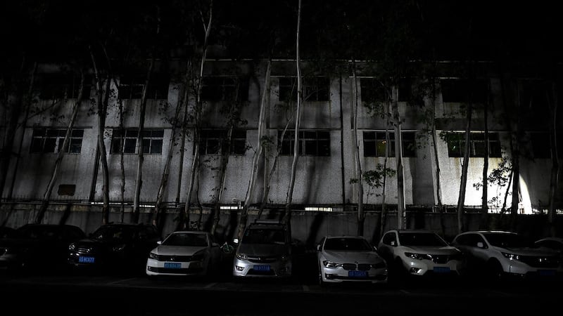 2021 年 9 月 30 日，广东省东莞市厚街的一座工业园区的建筑，该地区受到电力限制。（法新社）