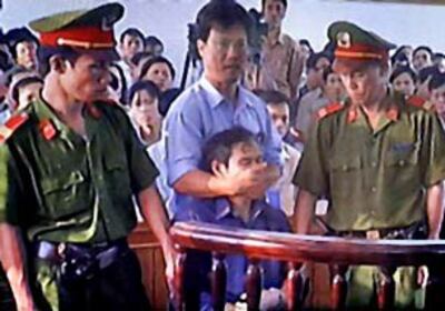 Linh Mục Nguyễn Văn Lý bị bịt miệng ngay tại phiên tòa