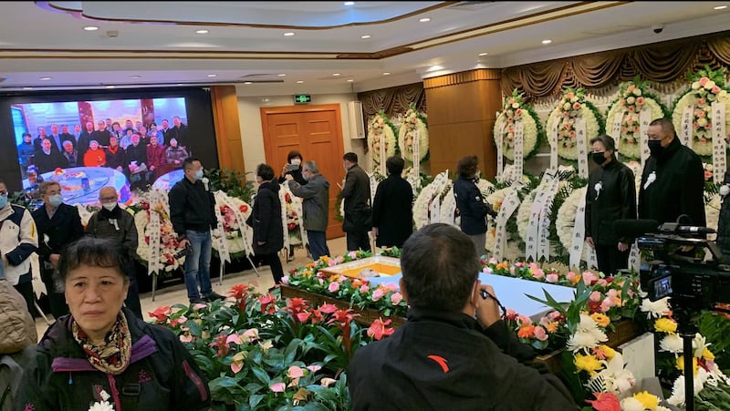 出席告別儀式人士瞻仰鮑彤遺容。（高瑜推特圖片）