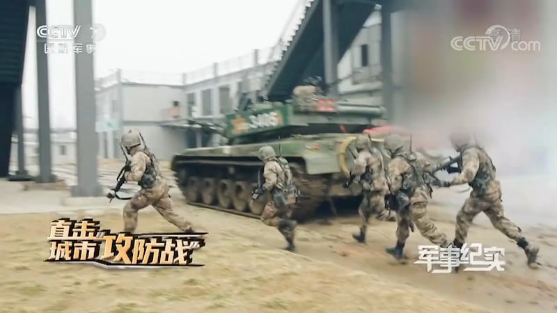 《腾讯网》十一日报导,解放军陆军近日在杭州某街头打了一场巷战,其中出动数辆九六A式坦克。(视频截图/CCTV)