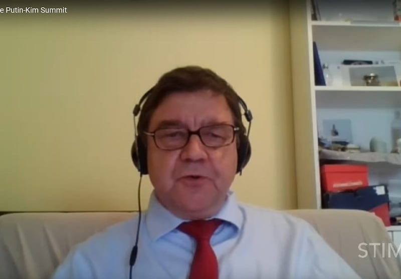 史汀生中心高级研究员伊万诺夫(Vladimir Ivanov)在研讨会上表示,普京似乎正在加大赌注,以期增加与美国和乌克兰谈判的筹码。(视频截图/史汀生中心/Zoom)