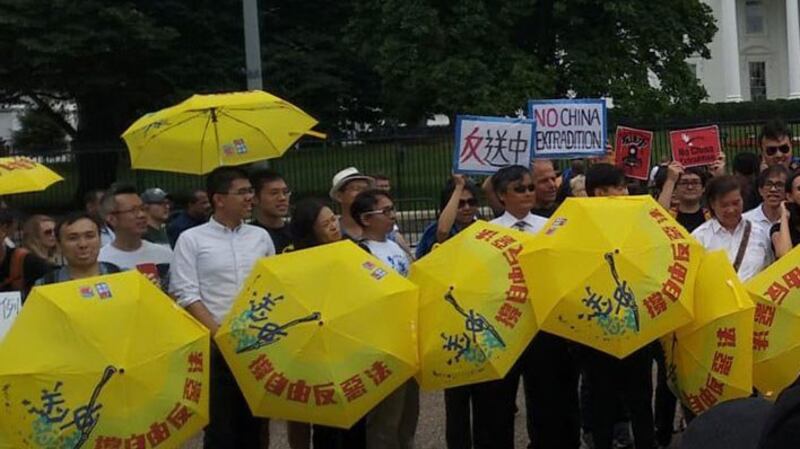 2019年6月9日,民主人士在白宫外示威反对香港逃犯条例。(参与者提供)