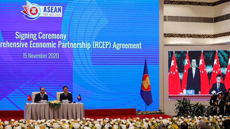 亚太15国15日在东盟峰会完成签署“区域全面经济伙伴关系协定(RCEP)”。(路透社)