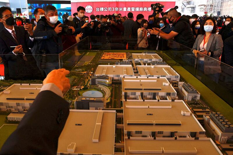 2022年12月29日,人们在台湾南部城市台南开始量产其最先进的3纳米芯片的仪式上查看台积电工厂地图模型。(路透社)