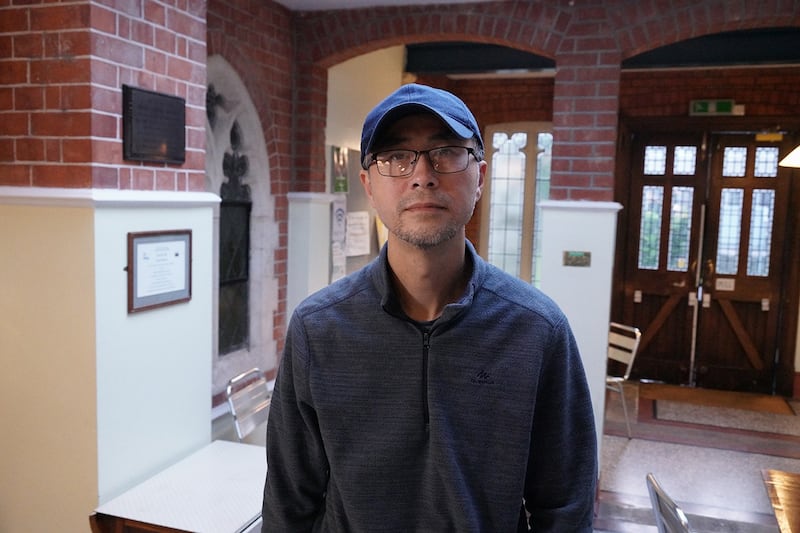 萨顿居民Kolman接受本台访问时表示,即使他对现时各政党候选人的表现都不太满意,但也一定会投票,认为是基本义务。 (记者石头摄)