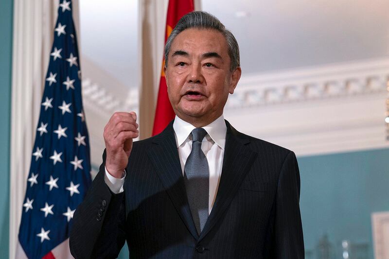 中国外交部长王毅曾表示,美国的"印太战略"是打着"自由开放"的旗号,拉帮结伙搞排他的"小圈子",目的是要围堵中国,冲击以东盟为中心的区域合作架构。(美联社图片)