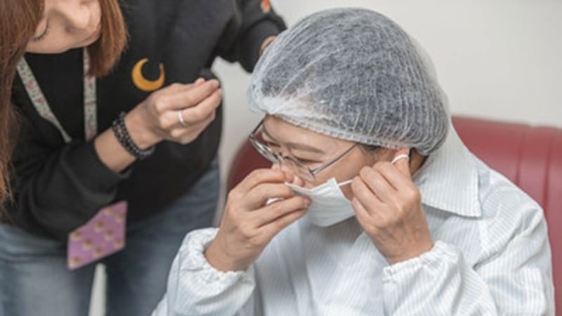 蔡英文3月9日前往桃园访视易廷企业公司,宣布台湾制造口罩一天产能突破1千万片。(总统府提供)