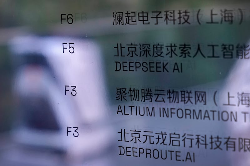 中国人工智能初创公司深度求索设在北京的办公处,影像中可见到智能机器人正通过佈告板前。摄于2025年1月28日。
