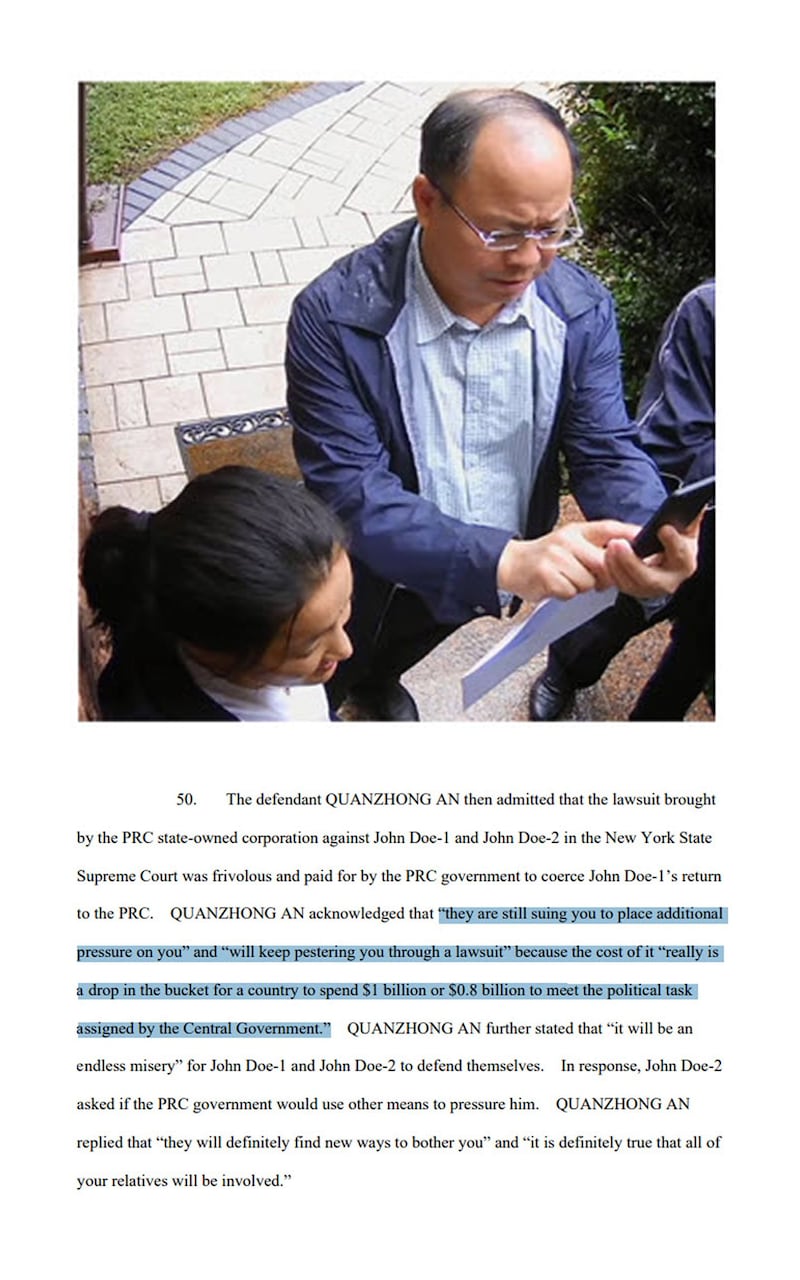 安全忠站在受害者家门口,他参与了施压受害者回到中国的行动