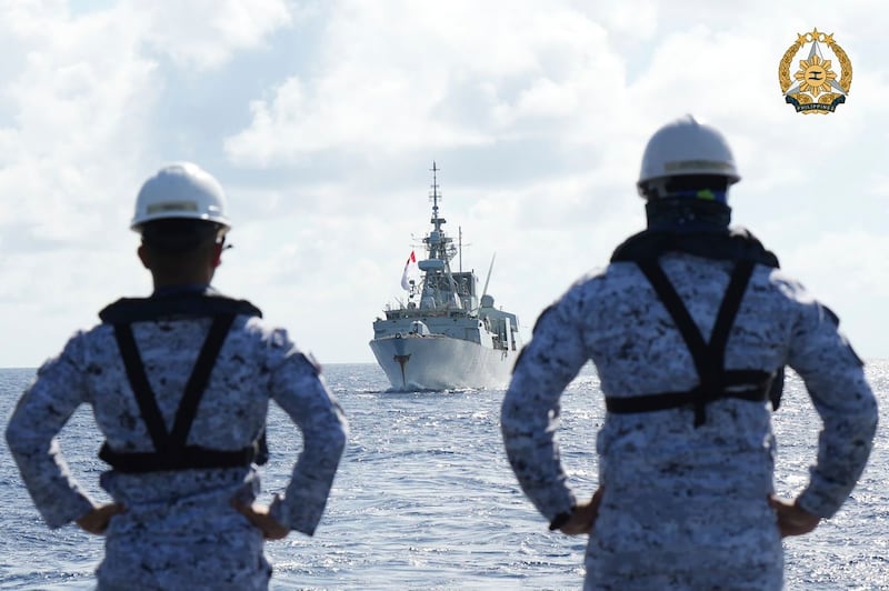 2024年8月7日,菲律宾水兵在西菲律宾海举行的多边海上合作活动中观看加拿大舰艇HMCS蒙特利尔号(FFH336)。(Public Affairs Office/Armed Forces of the Philippines via AP)