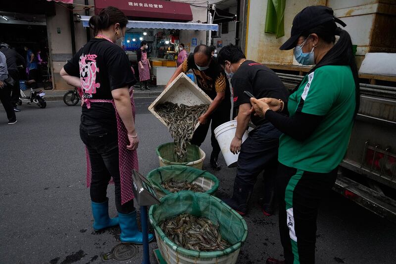 有评论认为,封城重创上海元气,政府被迫放宽摆地摊救经济,实属无奈之举。但地摊经济属低端经济形式,难以解决中国宏观经济问题。(美联社资料图片)