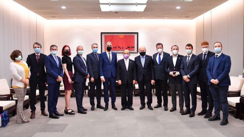 欧洲议会访问团一行人3日抵台首日即拜会台湾行政院长苏贞昌。(行政院提供)
