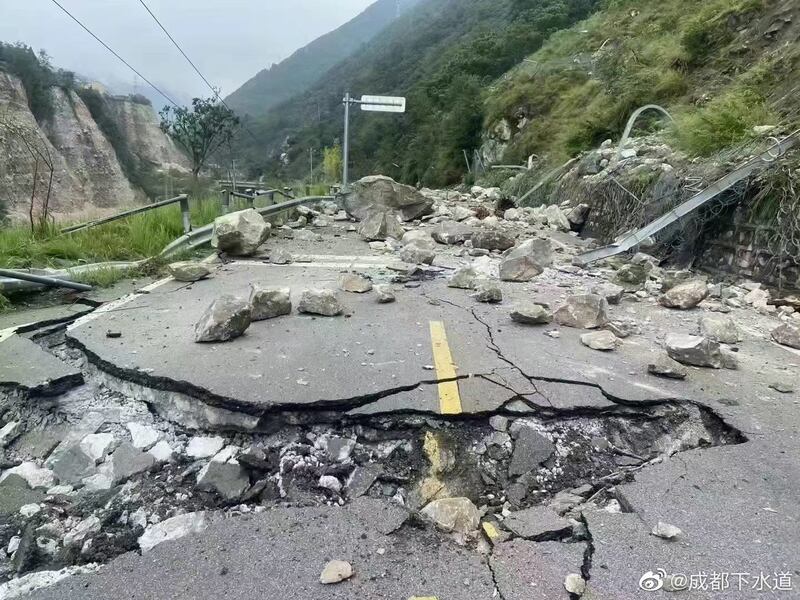 地震导致山体滑坡。(微博/古亭提供)